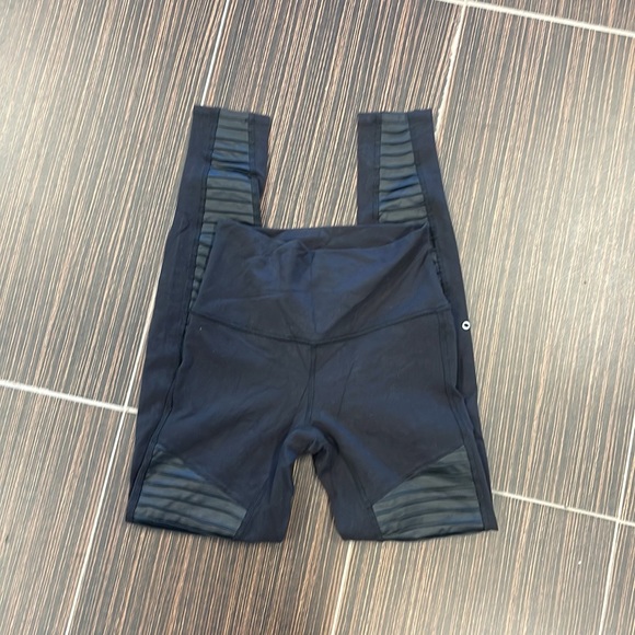 ALO MOTO LEGGINGS - Picture 2 of 2